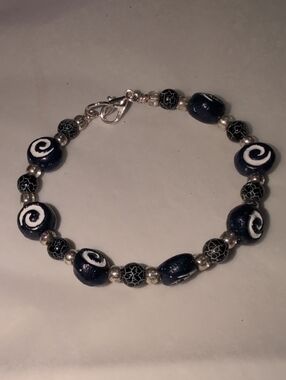 ❤️‍🔥10/$10❤️‍🔥 Distressed Handcrafted Blue and White Spiral Beaded Bracelet